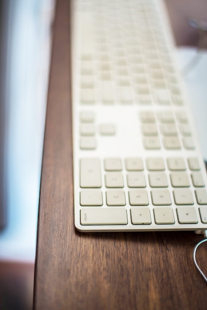 Clavier blanc sur la table en bois.