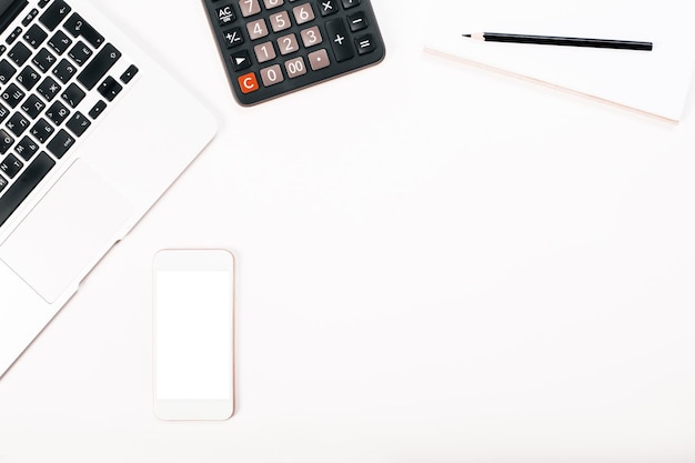 Clavier blanc téléphone et calculatrice