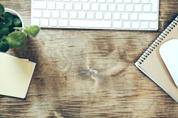 Clavier avec bloc-notes et plaque sur le bureau