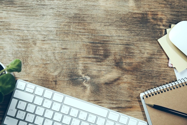 Photo clavier avec bloc-notes et plaque sur le bureau