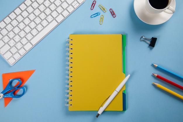 Clavier avec bloc-notes et stationnaire et café