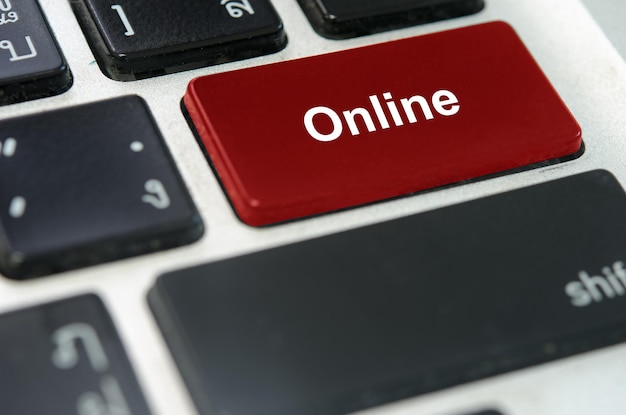 Un clavier avec un bouton rouge en ligne