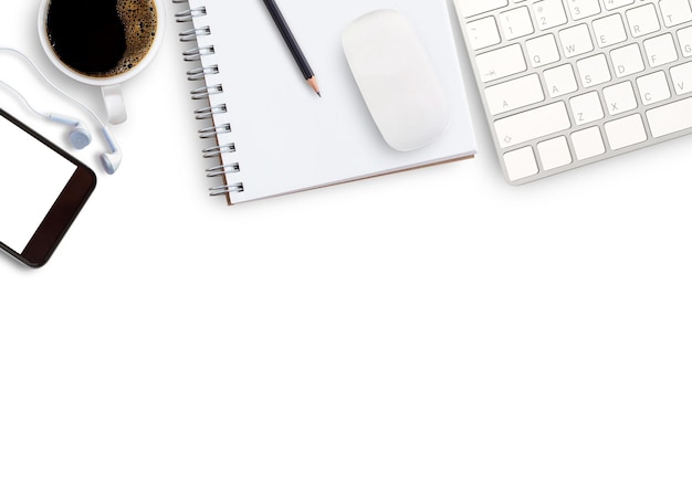 Clavier et café sur le bureau au bureau