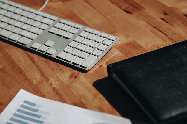 Clavier dans le bureau avec un documents finanacial