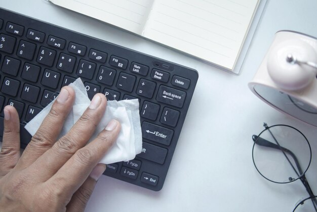 clavier désinfectant avec un mouchoir blanc sur table