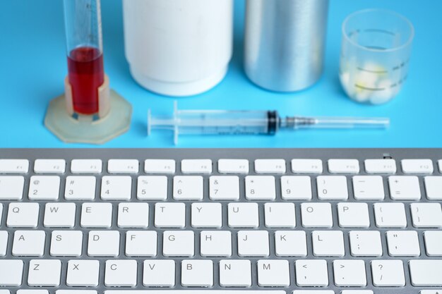 Photo clavier avec différents équipements médicaux sur fond bleu.