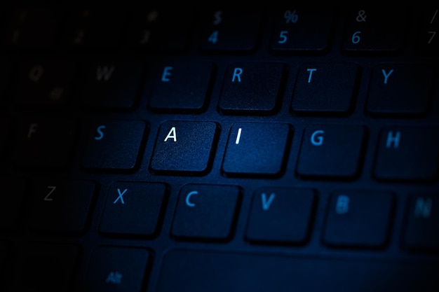 le clavier est éclairé par une lumière bleue mettant en évidence les lettres a i