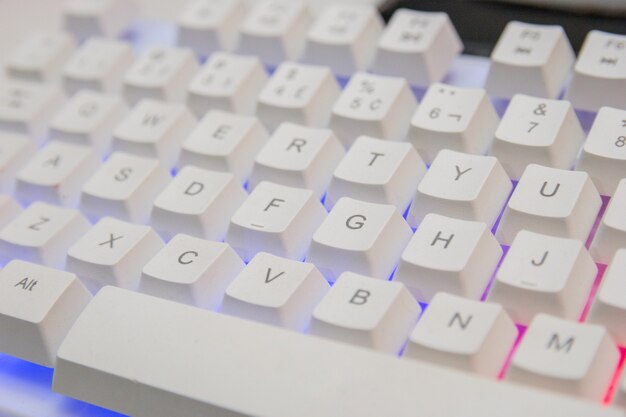 Clavier gamer blanc avec lumières colorées à rio de janeiro au brésil.