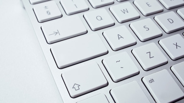 Clavier isolé avec bouton blanc se bouchent.