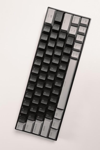 clavier mécanique minimaliste avec fond blanc