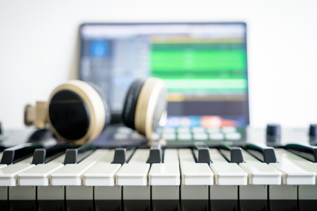 Clavier de musique et musique mélangeant casque sur la station de musique d&#39;ordinateur