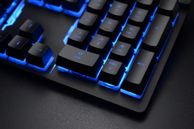 Clavier noir sur le bureau sombre