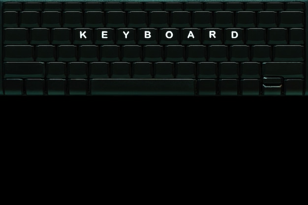 Clavier noir avec lettres blanches