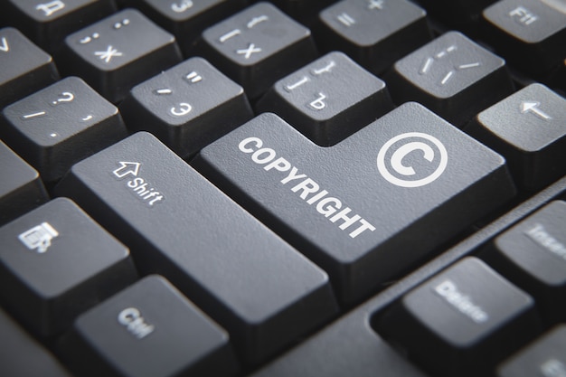 Clavier d'ordinateur avec un mot Copyright.