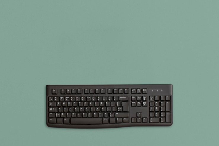 Photo clavier d'ordinateur noir sur fond vert