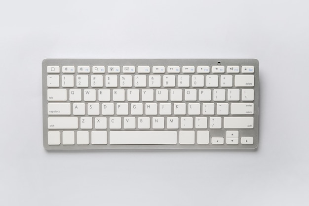 Clavier d'ordinateur sur table blanche, vue du dessus