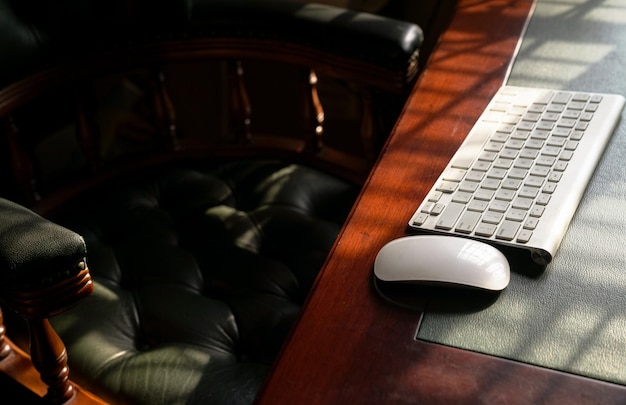 Clavier d'ordinateur sur table en bois et cuir