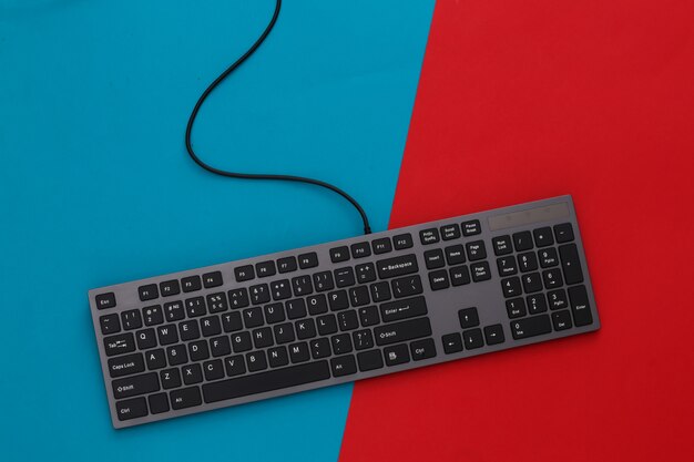 Clavier PC sur bleu rouge