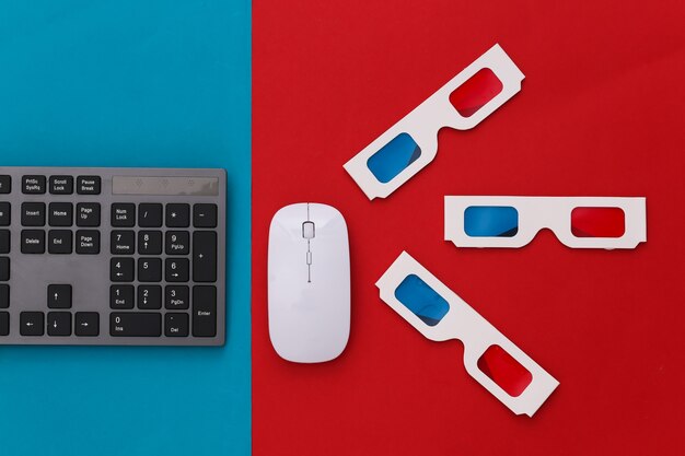 Clavier PC avec lunettes 3d sur bleu rouge. Divertissement