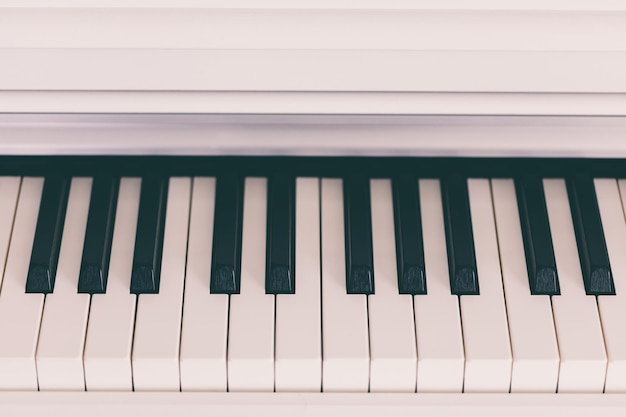 Clavier de piano blanc classique