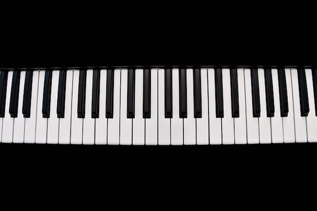 Clavier de piano isolé sur fond noir