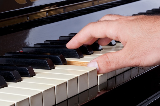 Clavier de piano en ivoire avec mains