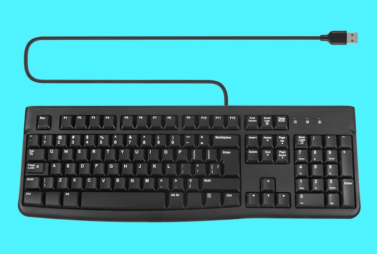 Photo clavier pour un ordinateur sur un fond bleu