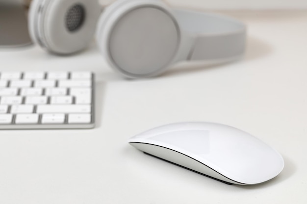 Clavier et souris sur un blanc