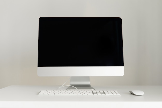 Clavier, souris, écran d&#39;ordinateur avec écran noir et blanc. Vue de face. Espace de travail Designer sur fond gris. Bureau à la maison minimaliste.