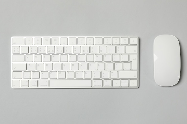 Clavier et souris sur fond gris, vue du dessus