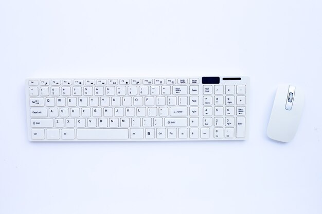 Clavier et souris d'ordinateur blanc sur surface blanche