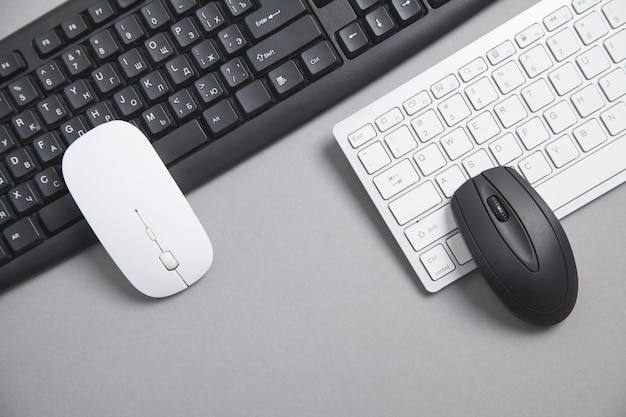 Clavier et souris d'ordinateur sur fond gris