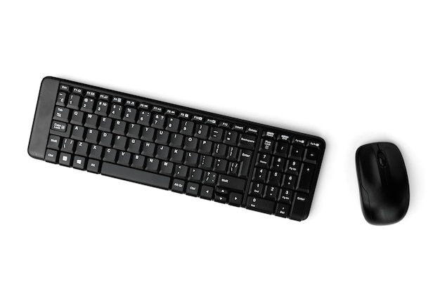 Clavier et souris d'ordinateur noir isolés sur fond blanc.