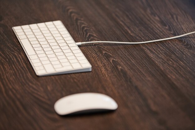 Clavier et souris sur une table de bureau