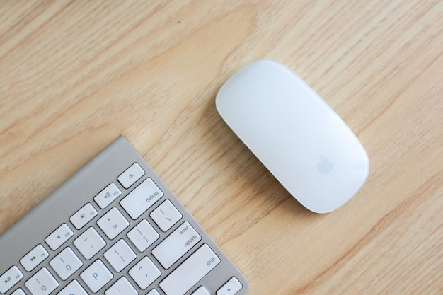 Clavier et souris sur une table