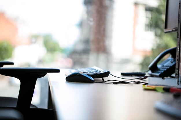 Photo le clavier sur la table contre la fenêtre