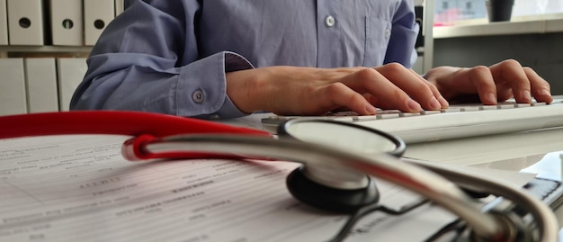 Clavier de type médecin avec stéthoscope en clinique