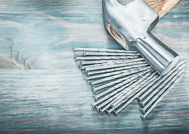 Claw hammer clous en acier inoxydable sur le concept de construction de planche de bois