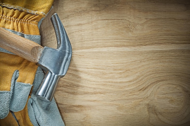 Claw hammer gants de sécurité sur planche de bois