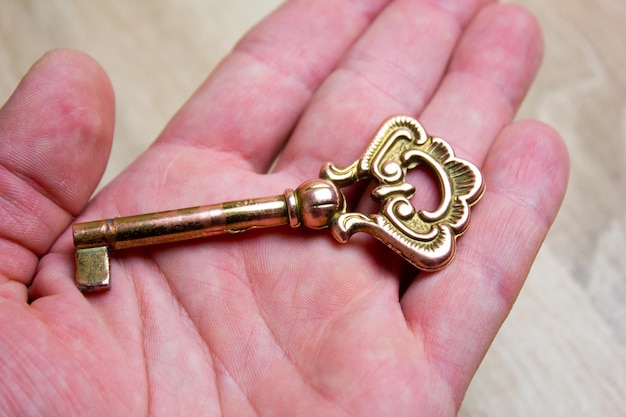 Une clé antique vintage à la main une clé antique en métal