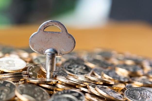 Une clé dans une pile de pièces d'or