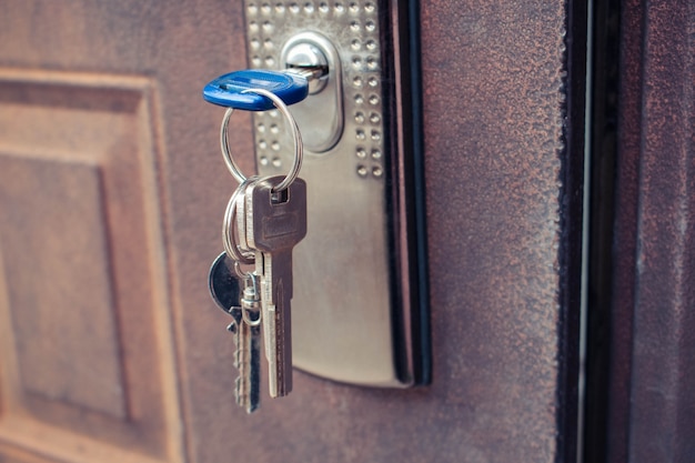 La clé dans la serrure de la porte en fer. Image tonique.