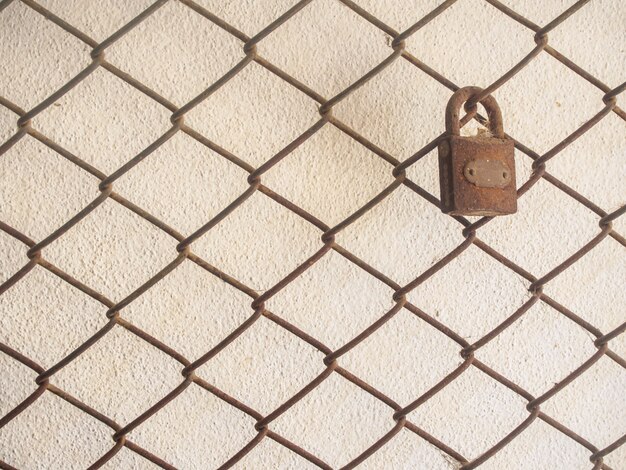 la clé sur la grille de filet sur le mur de ciment