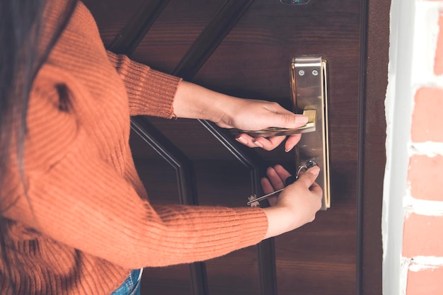 Clé de main de femme sur la porte