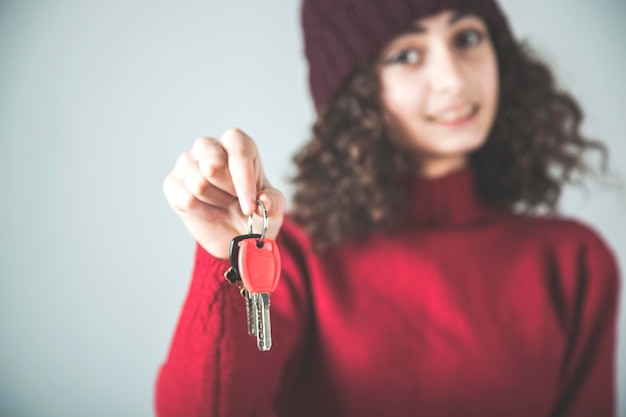 Clé de maison main femme heureuse