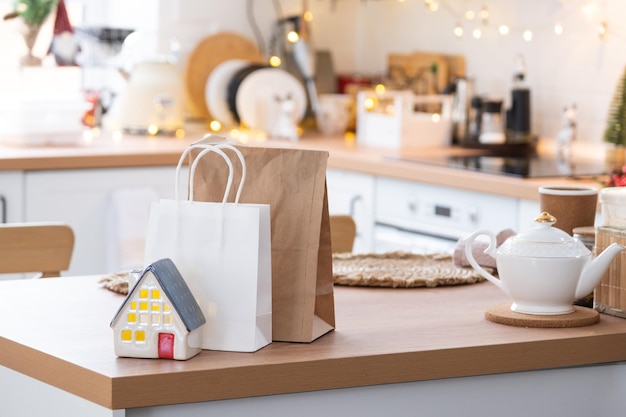 Clé de la maison sur une maison confortable avec un décor de Noël et des forfaits sur la table de la cuisine festive