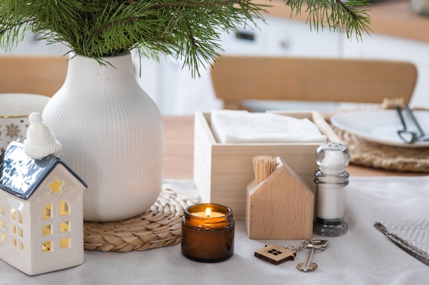 Clé de la maison sur une maison confortable avec un décor de Noël sur la table de la cuisine festive