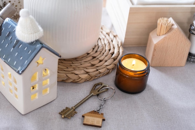 Clé de la maison sur une maison confortable avec un décor de Noël sur la table de la cuisine festive