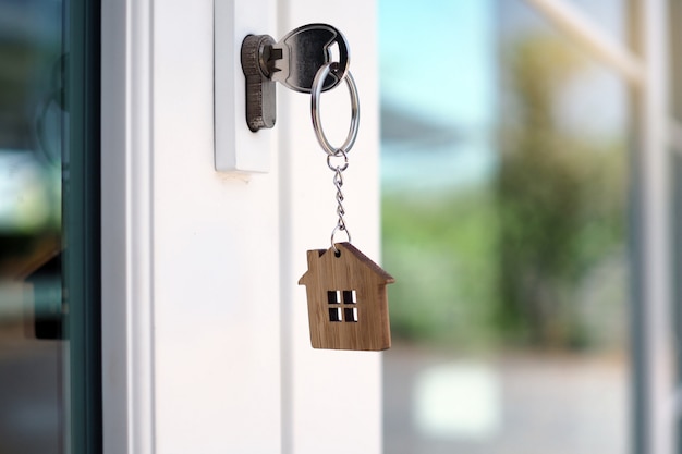 La clé de la maison pour déverrouiller une nouvelle maison est branchée à la porte.