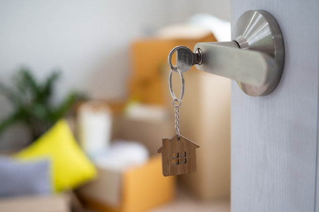 La clé de la maison pour déverrouiller une nouvelle maison est branchée à la porte.